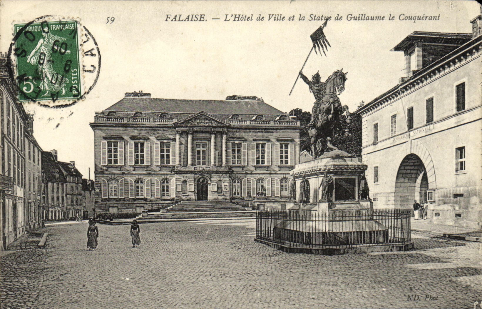 CPA Falaise L Hotel de Ville et Statue de Guillaume le Conquerant