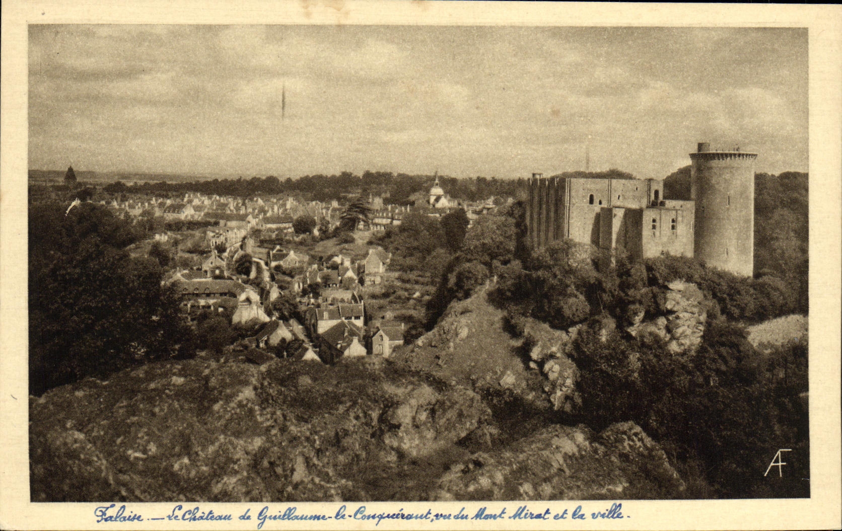 CPA Falaise Le Chateau de Guillaume le Conquerant vu du Mont Mirat et la ville