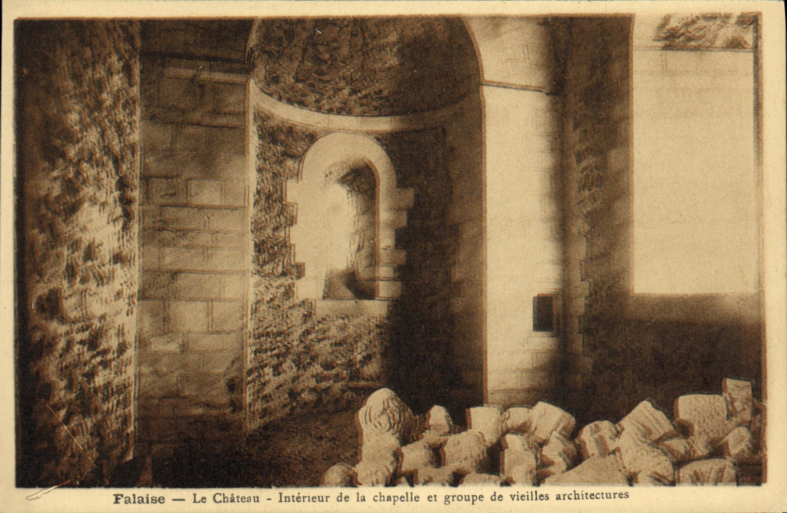 CPA Falaise Le Chateau Interieur de la Chapelle et groupe de vieilles architectures