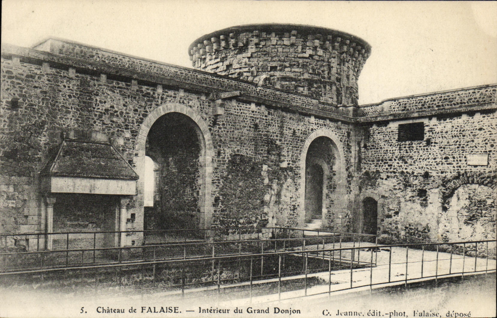 CPA Chateau de Falaise Interieur du Grand Donjon