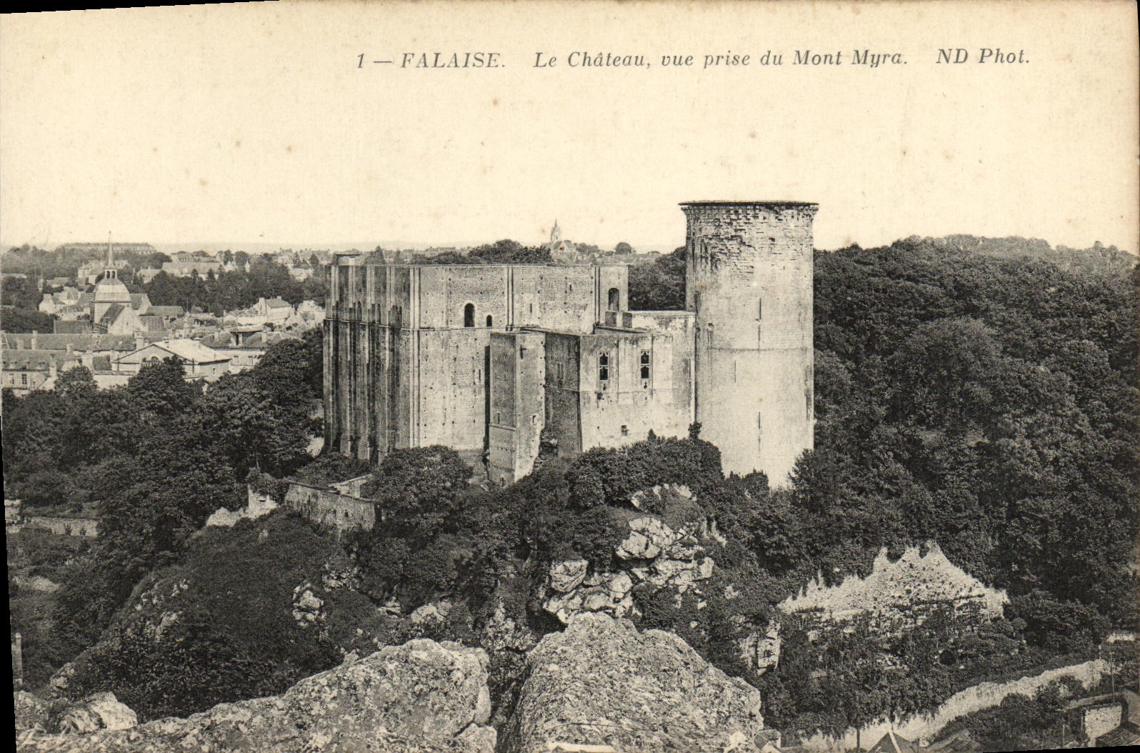CPA Falaise Le Chateau vue prise du Mont Myra