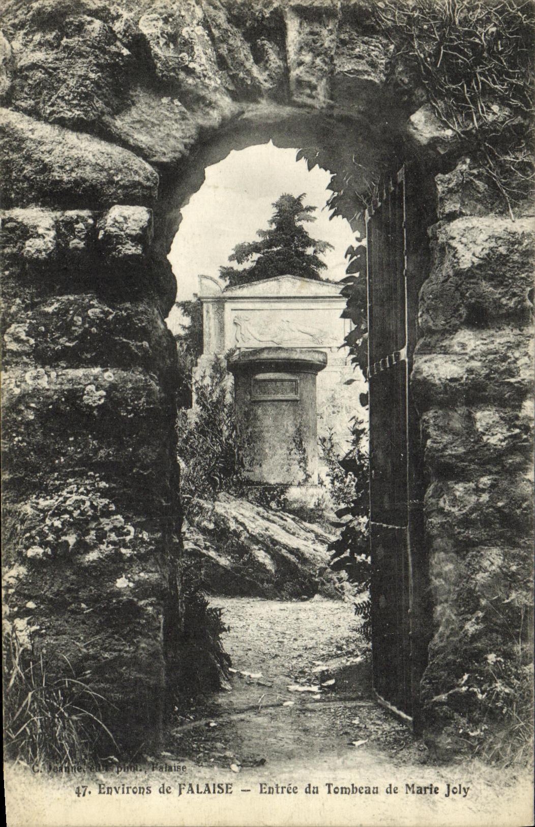 CPA Environs de Falaise Entree du Tombeau de Marie Joly