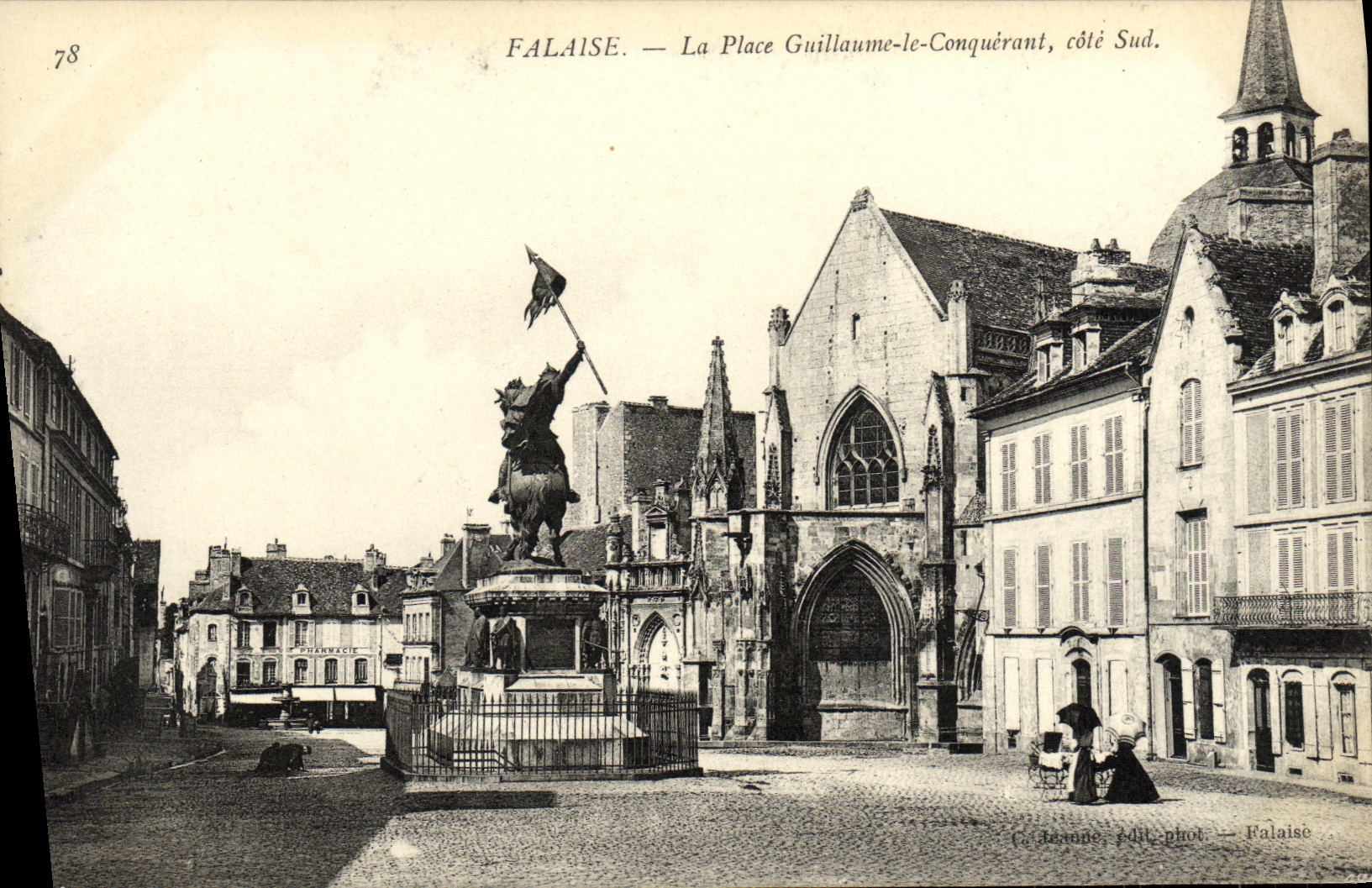 CPA Falaise La Place Guillaume le Conquerant cote Sud