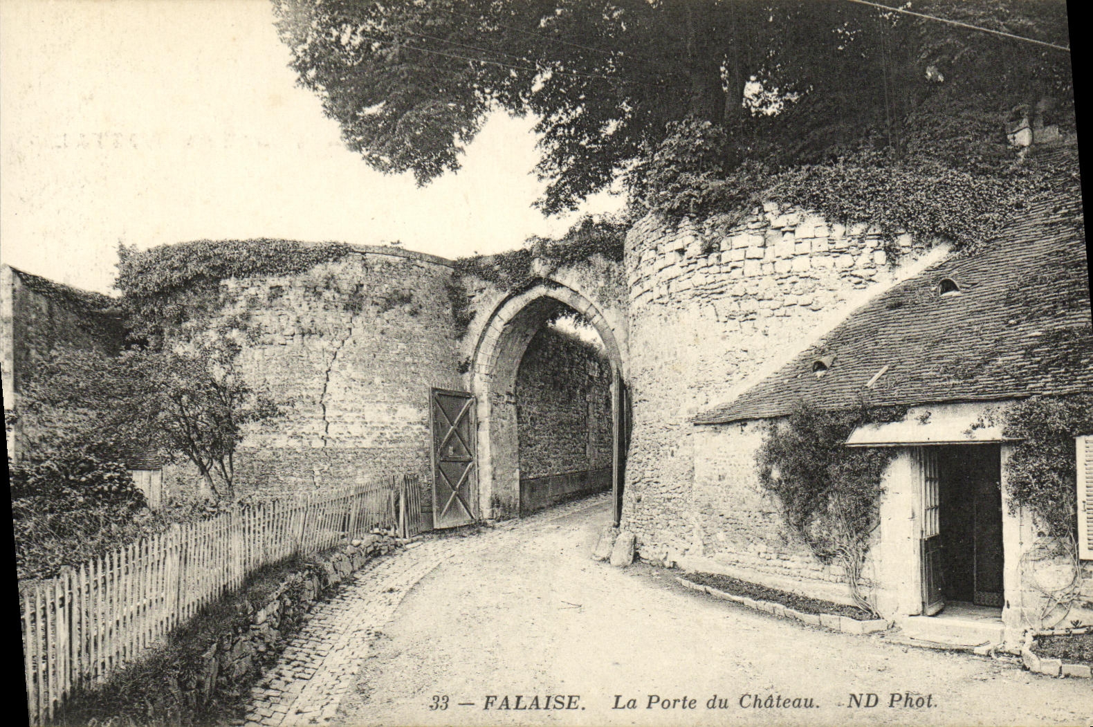 VINTAGE POSTCARD Cliff the Gate of the Castle