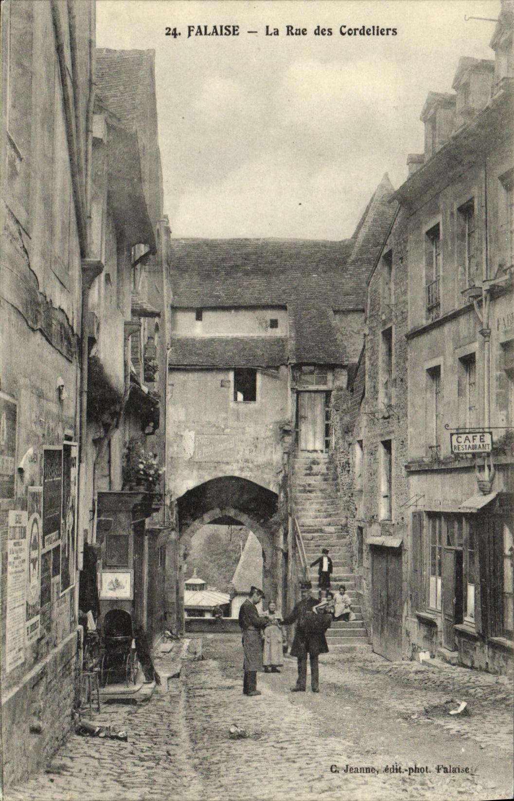 CPA Falaise La Rue des Cordeliers Postier Cafe Restaurant