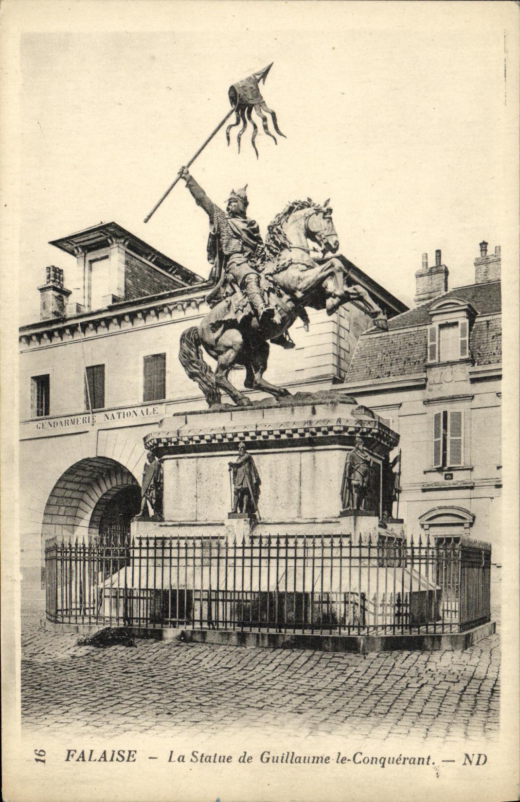 VINTAGE POSTCARD Cliff the Statue of William the Conqueror