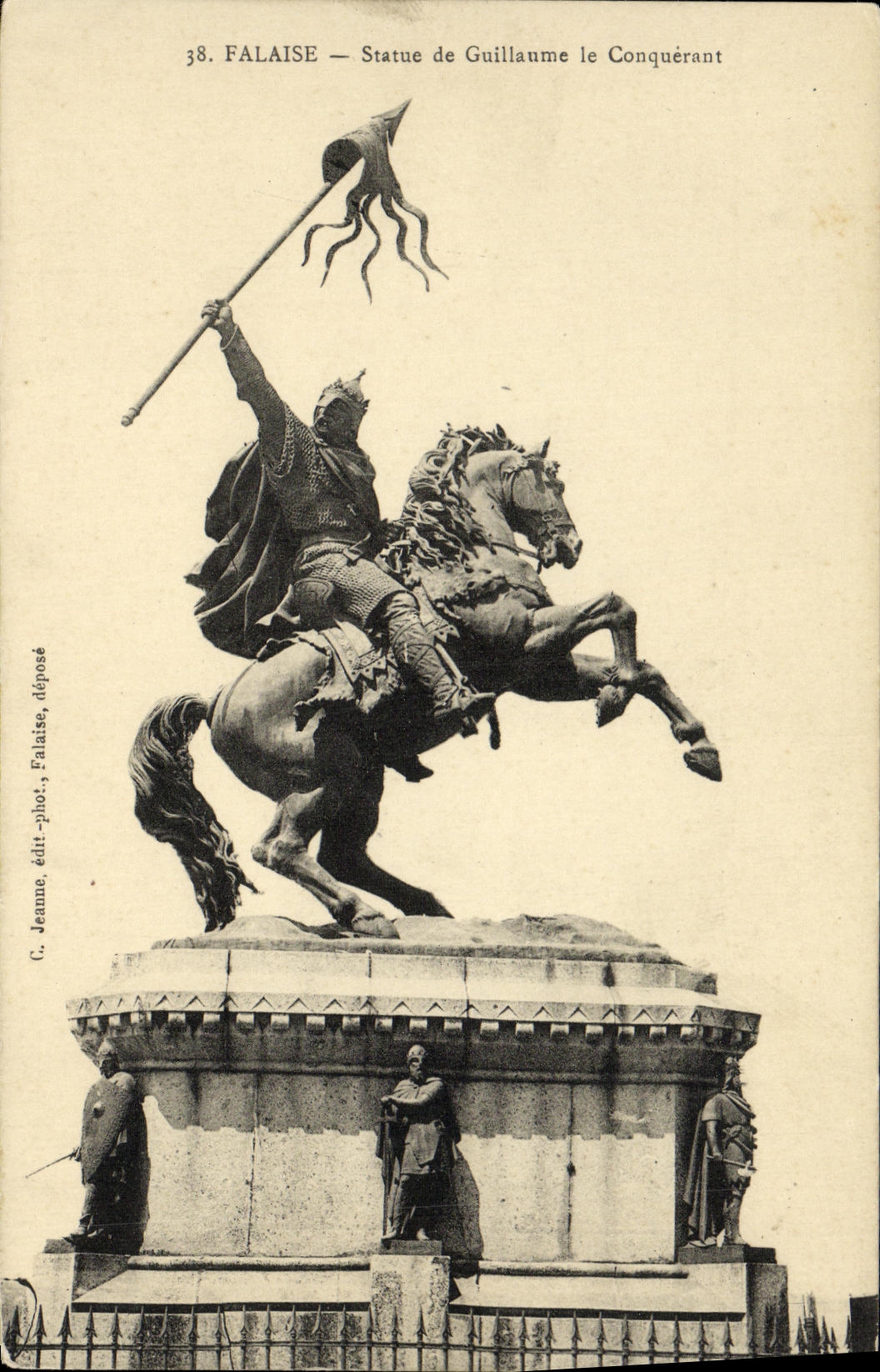 CPA Falaise Statue de Guillaume le Conquerant