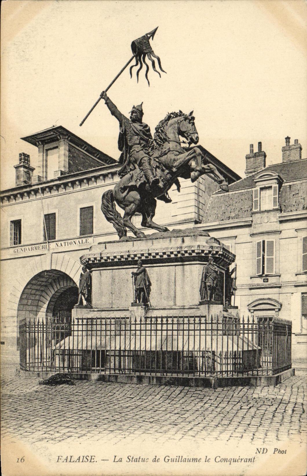 CPA Falaise La Statue de Guillaume le Conquerant