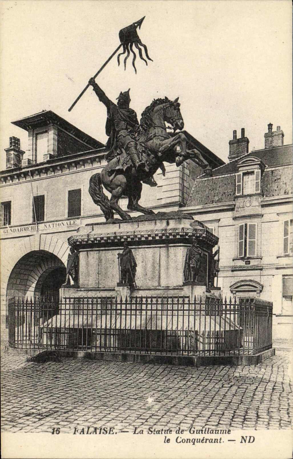 CPA Falaise La Statue de Guillaume le Conquerant