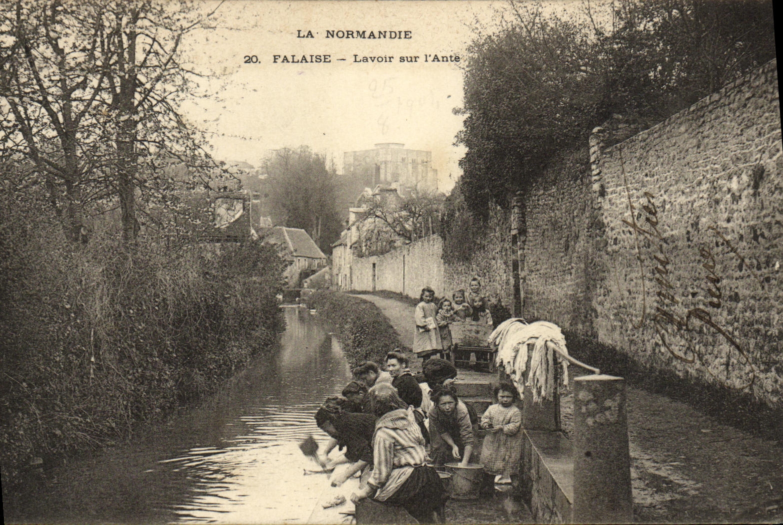 CPA Falaise Lavoir sur l Ante Femmes Enfants TOP