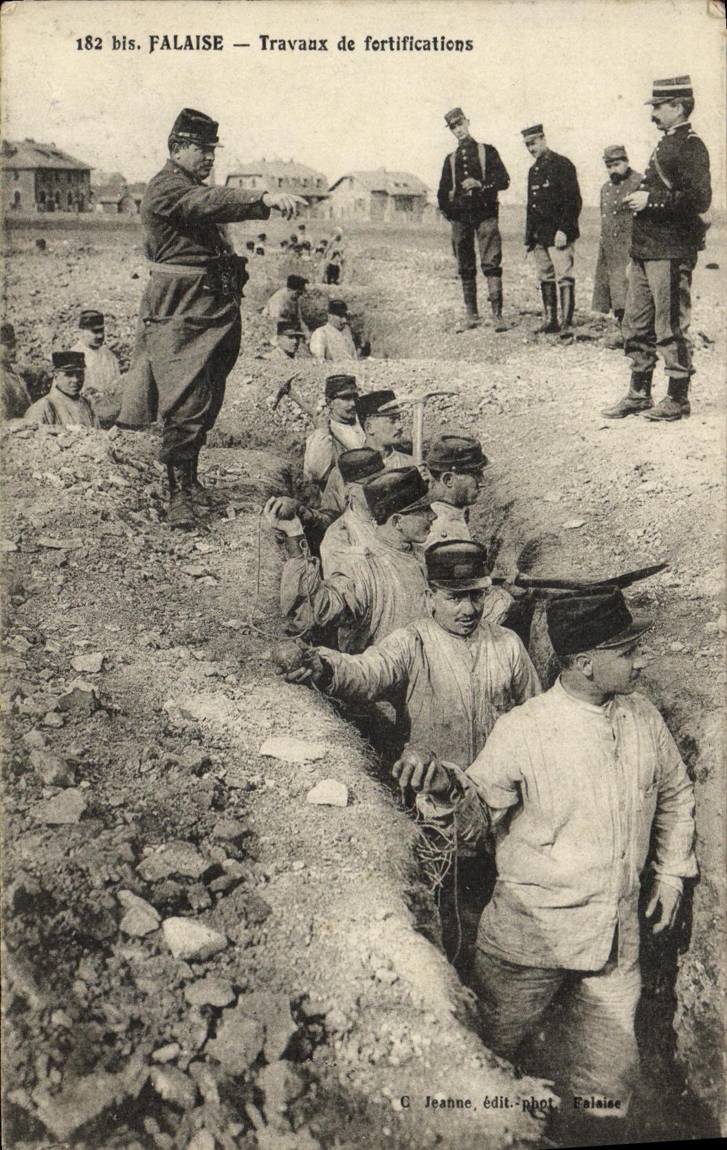 CPA Falaise Travaux de fortifications Militaria 
