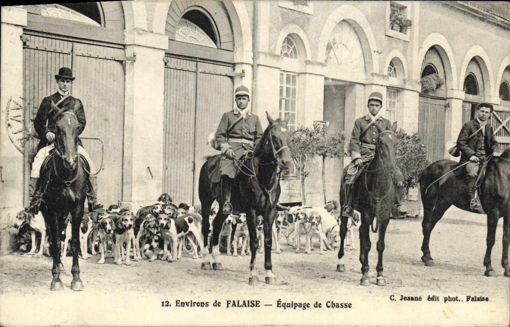 VINTAGE POSTCARD Surroundings of Cliff Crew of Hunting Horses Dogs