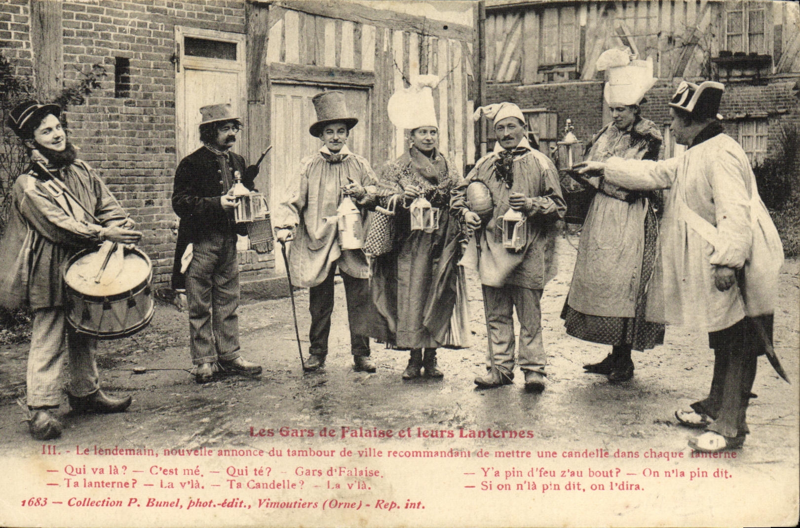 CPA Les Gars de Falaise et leurs Lanternes Folklore Costume