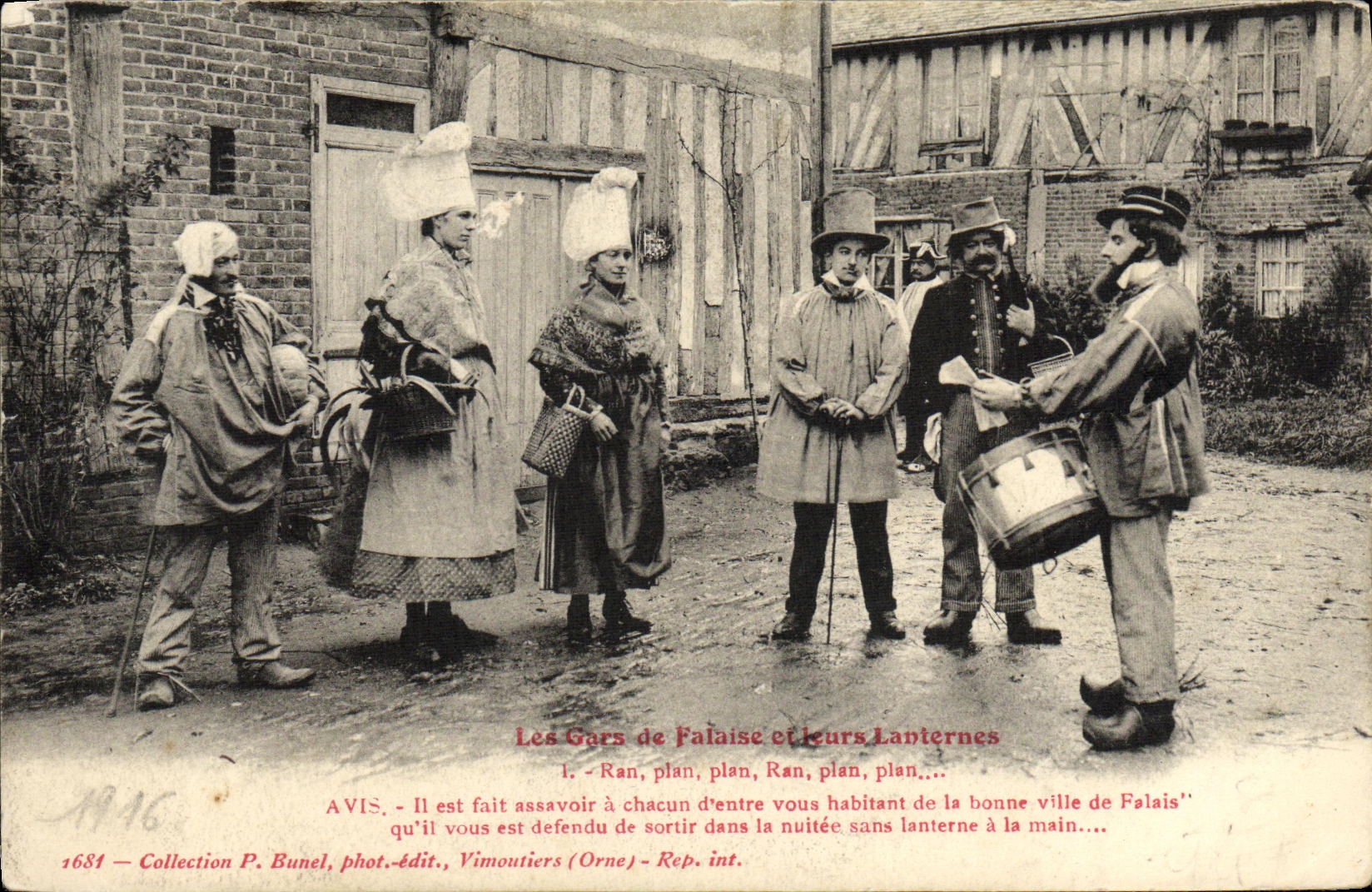 CPA Les Gars de Falaise et leurs Lanternes Folklore Costume