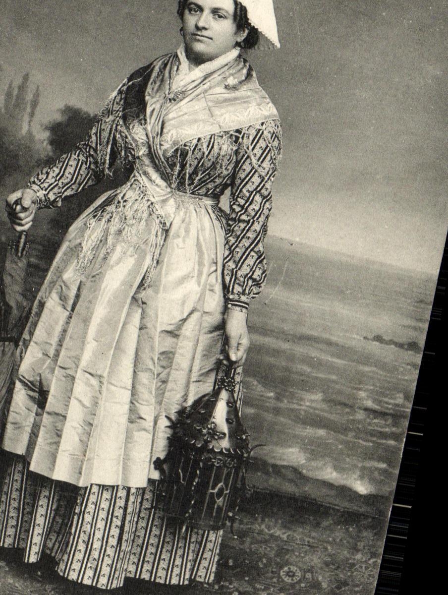 CPA Falaise Falaisienne Folklore Costume