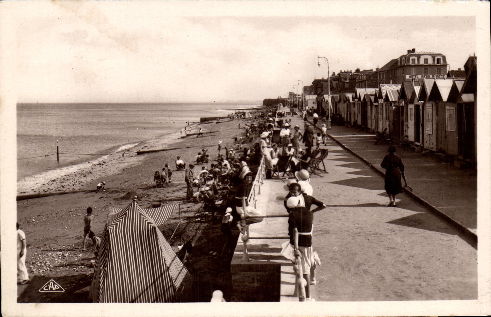 CPM Luc Sur Mer La Digue et la Plage 