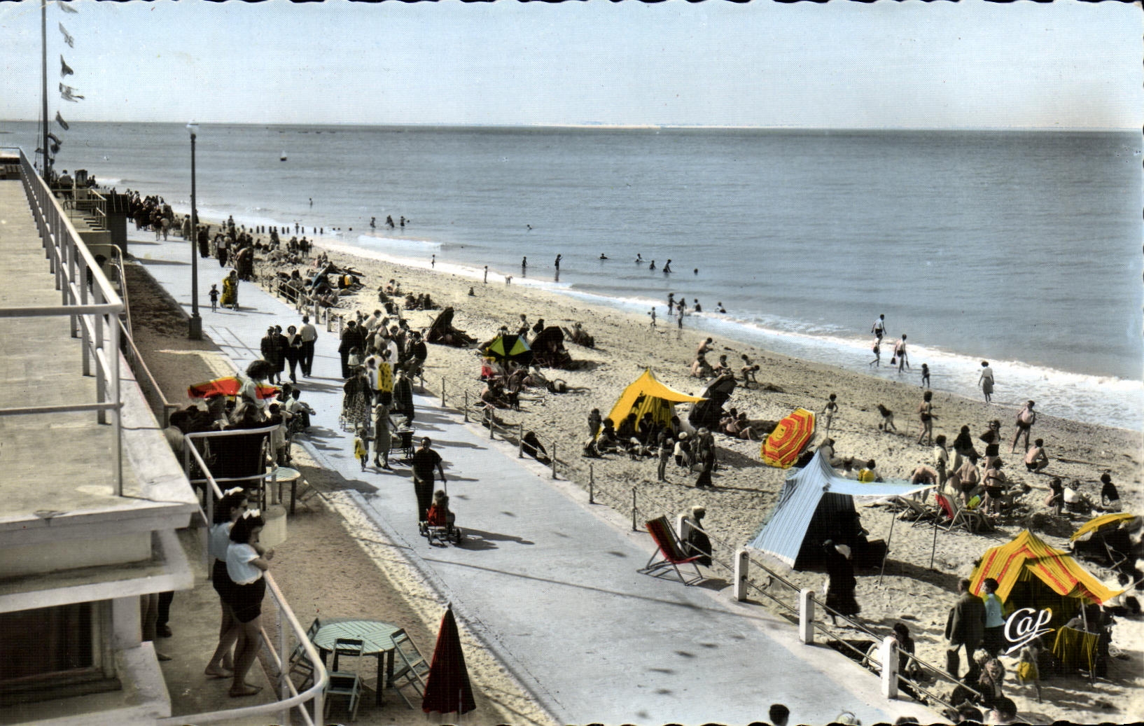 POSTAL MODERNA Lucas en el mar la caminata y la playa