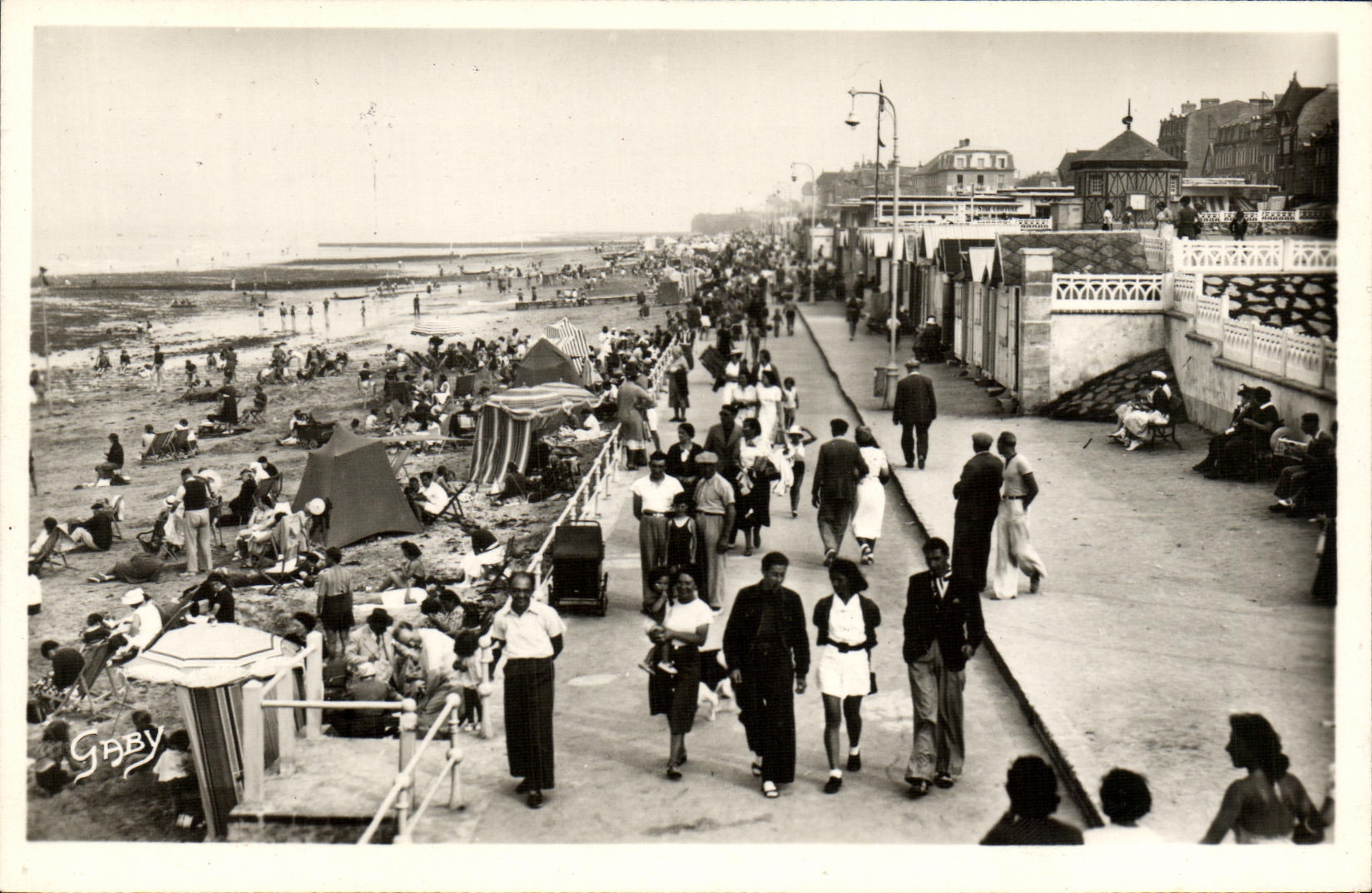 CPM Luc Sur Mer La Digue et la Plage