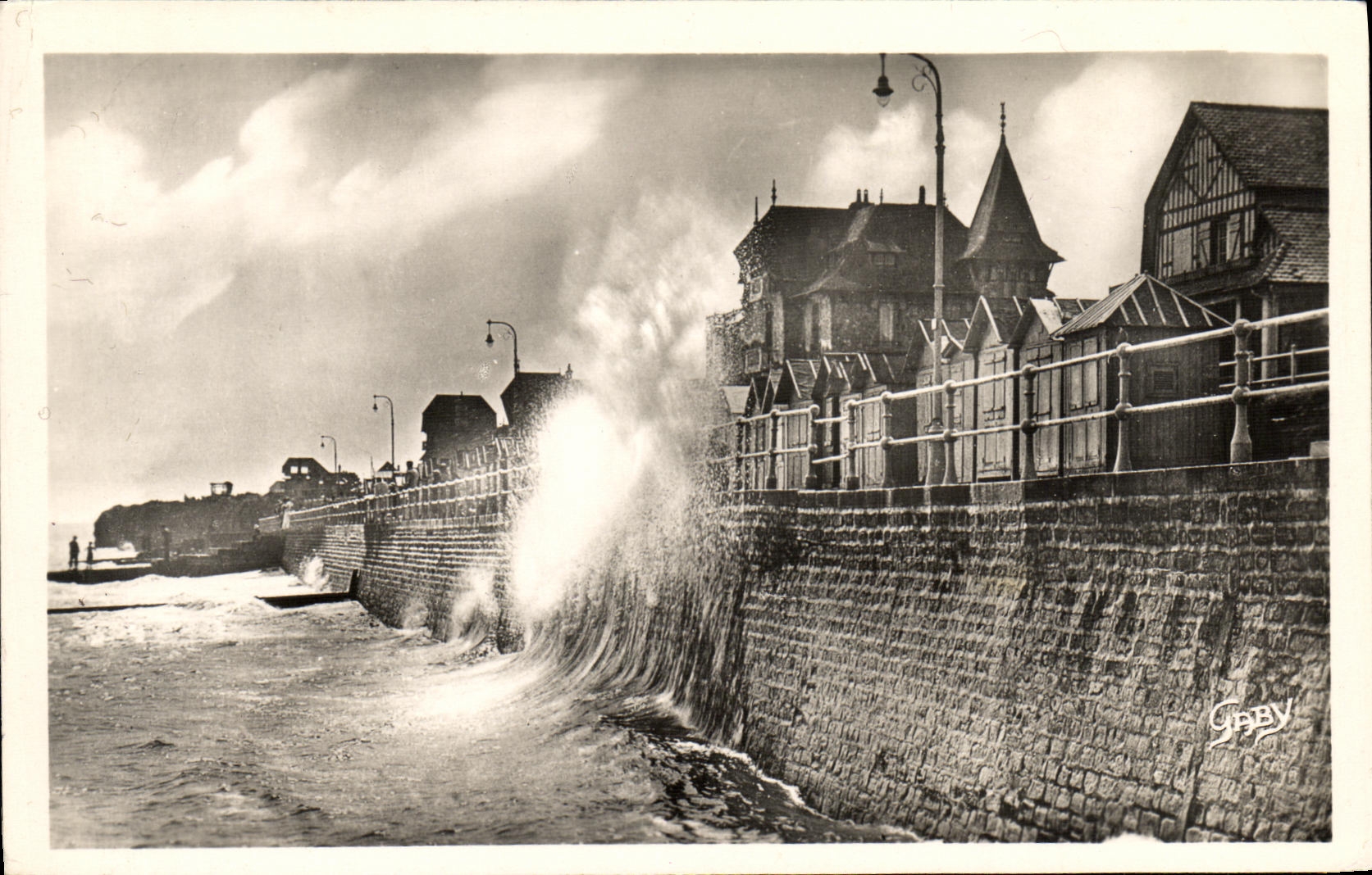 CPM Luc Sur Mer Effet de Vague Sur La Digue