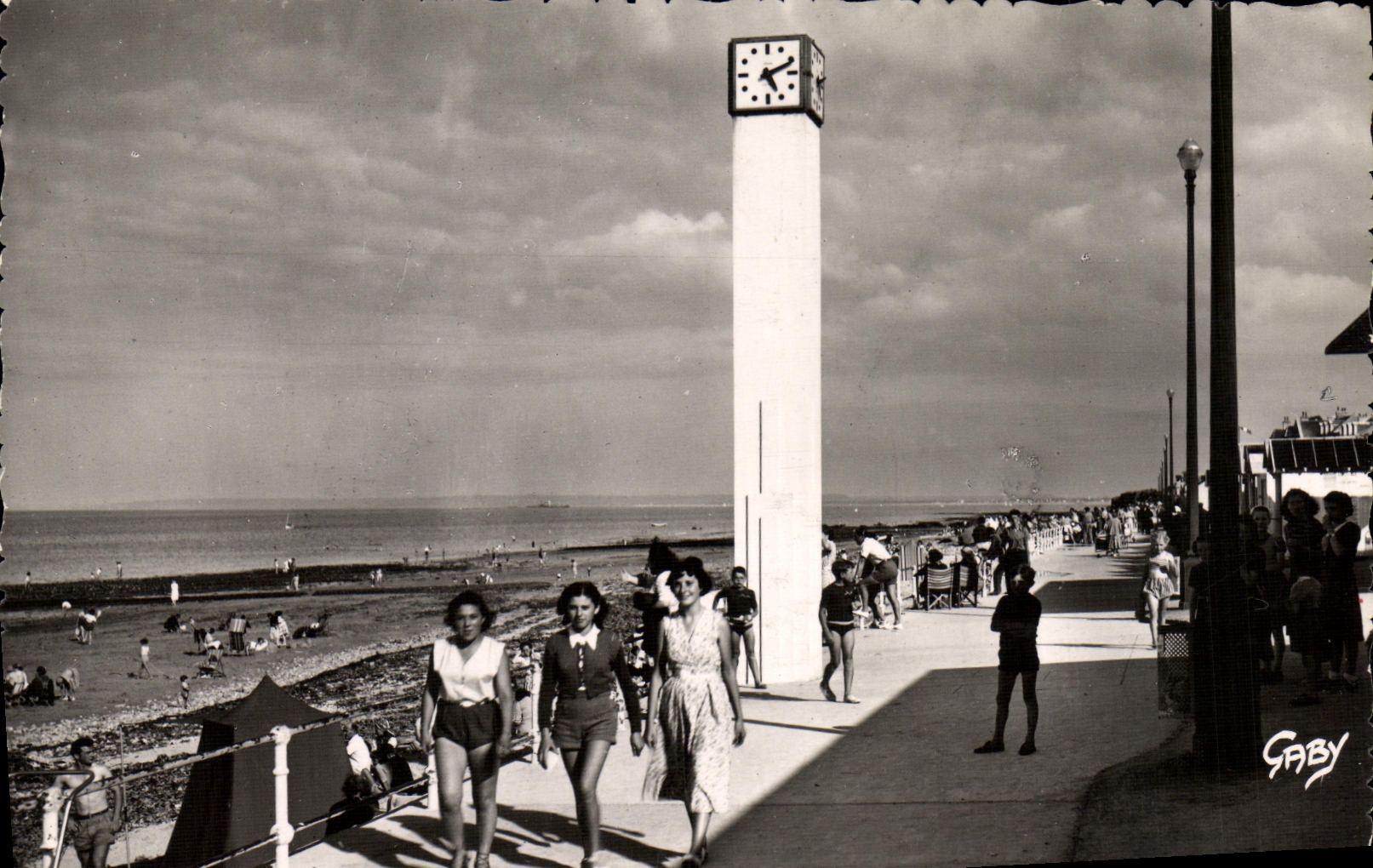 CPM Luc Sur Mer La digue et l horloge