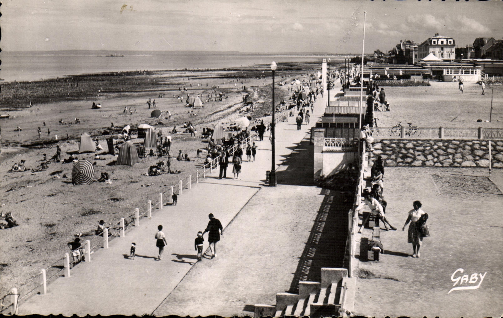 CPM Luc Sur Mer La Promenade de la Digue et la Plage