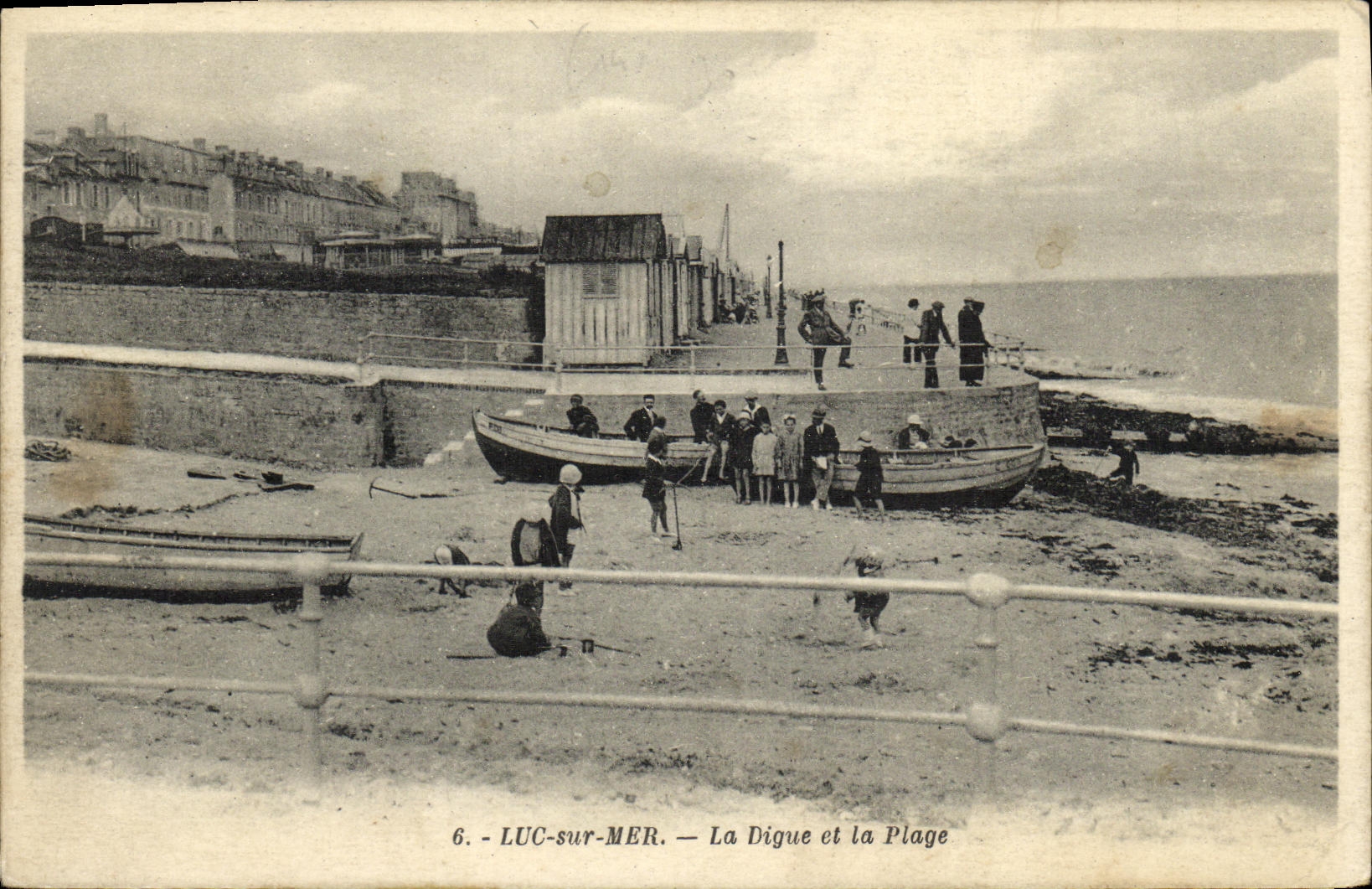 CPA Luc Sur Mer La digue et la Plage Enfants