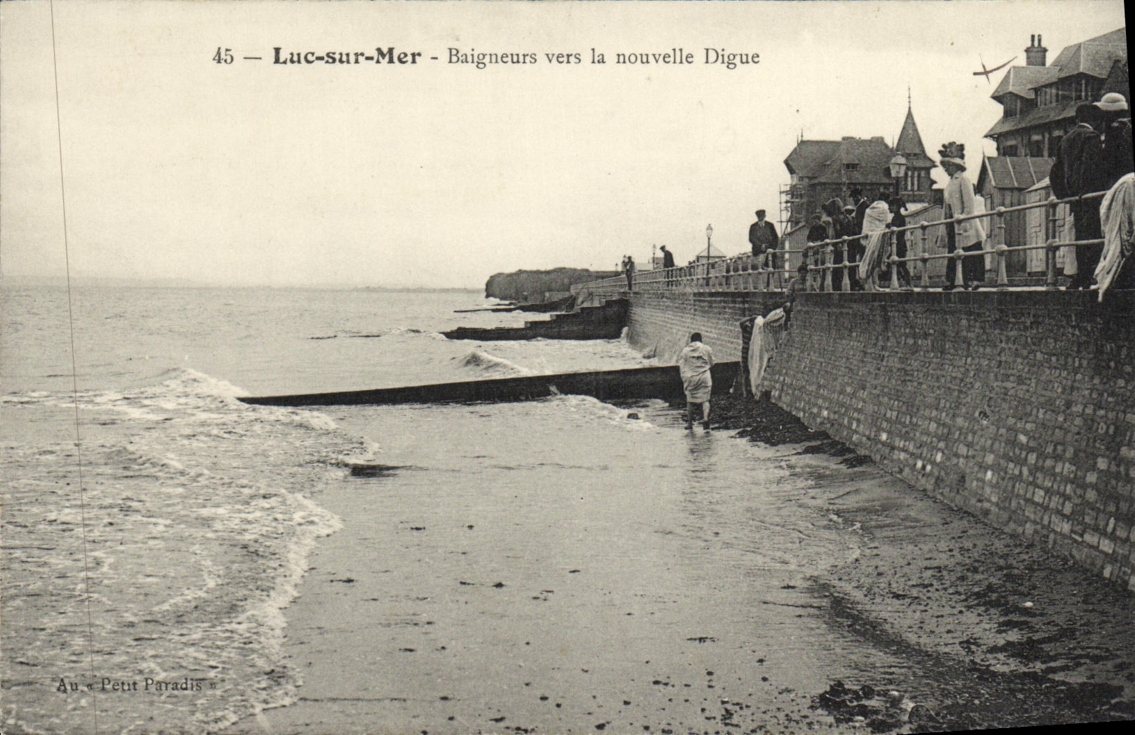 CPA Luc Sur Mer Baigneurs Vers la nouvelle Digue