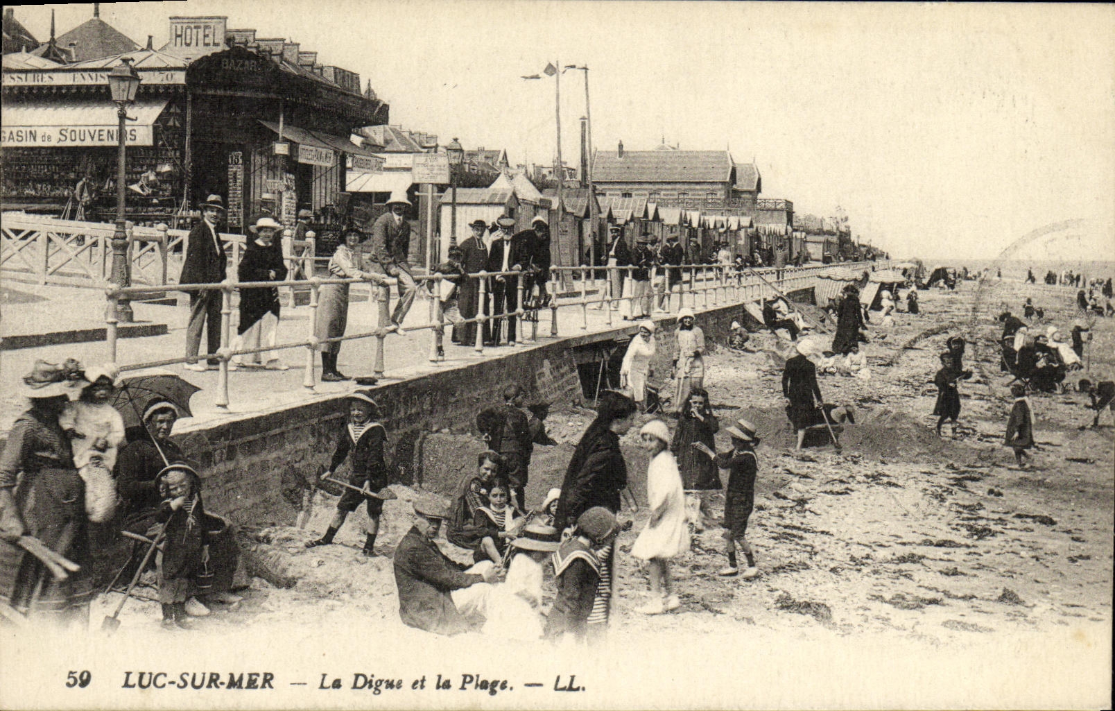 CPA Luc Sur Mer la Digue et la Plage