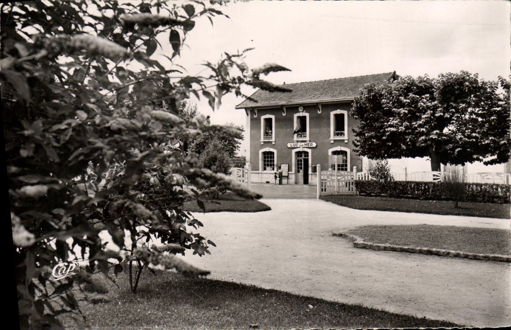 POSTAL MODERNA Lucas en la estacion y jardines de tren del mar