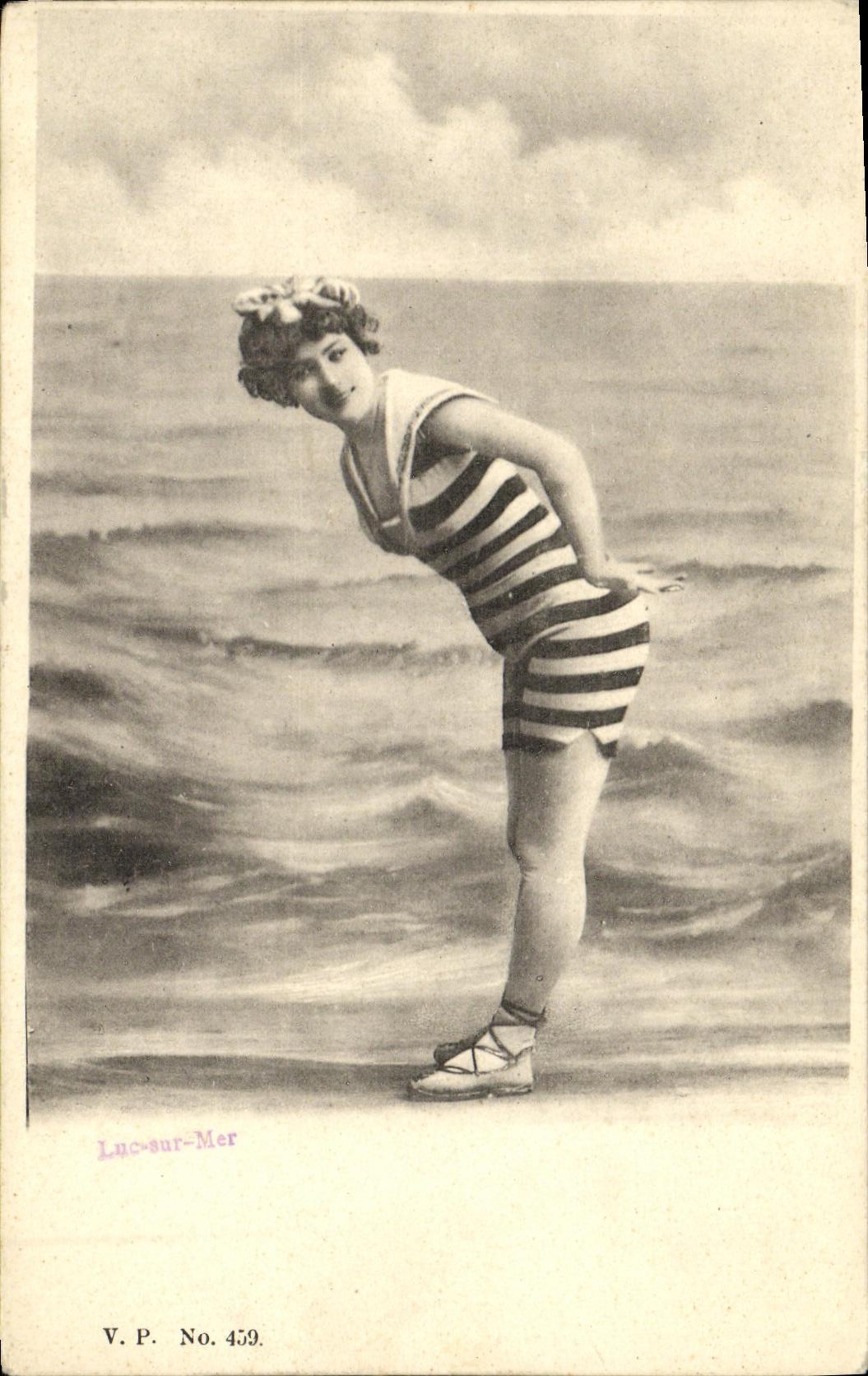 CPA Luc Sur Mer Femme en maillot de Bain Folklore