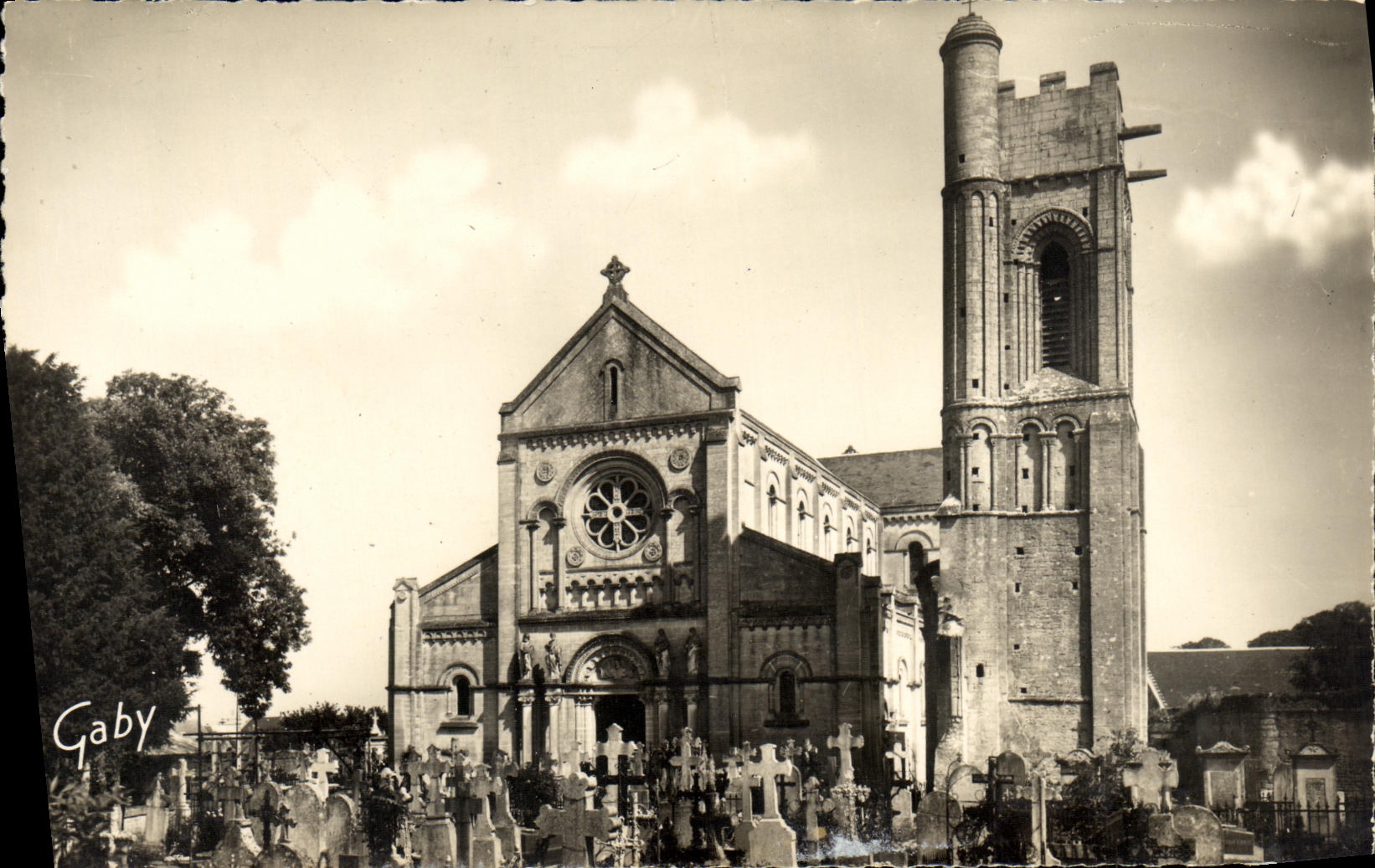 CPM Luc Sur Mer L Eglise et la Vieille Tour
