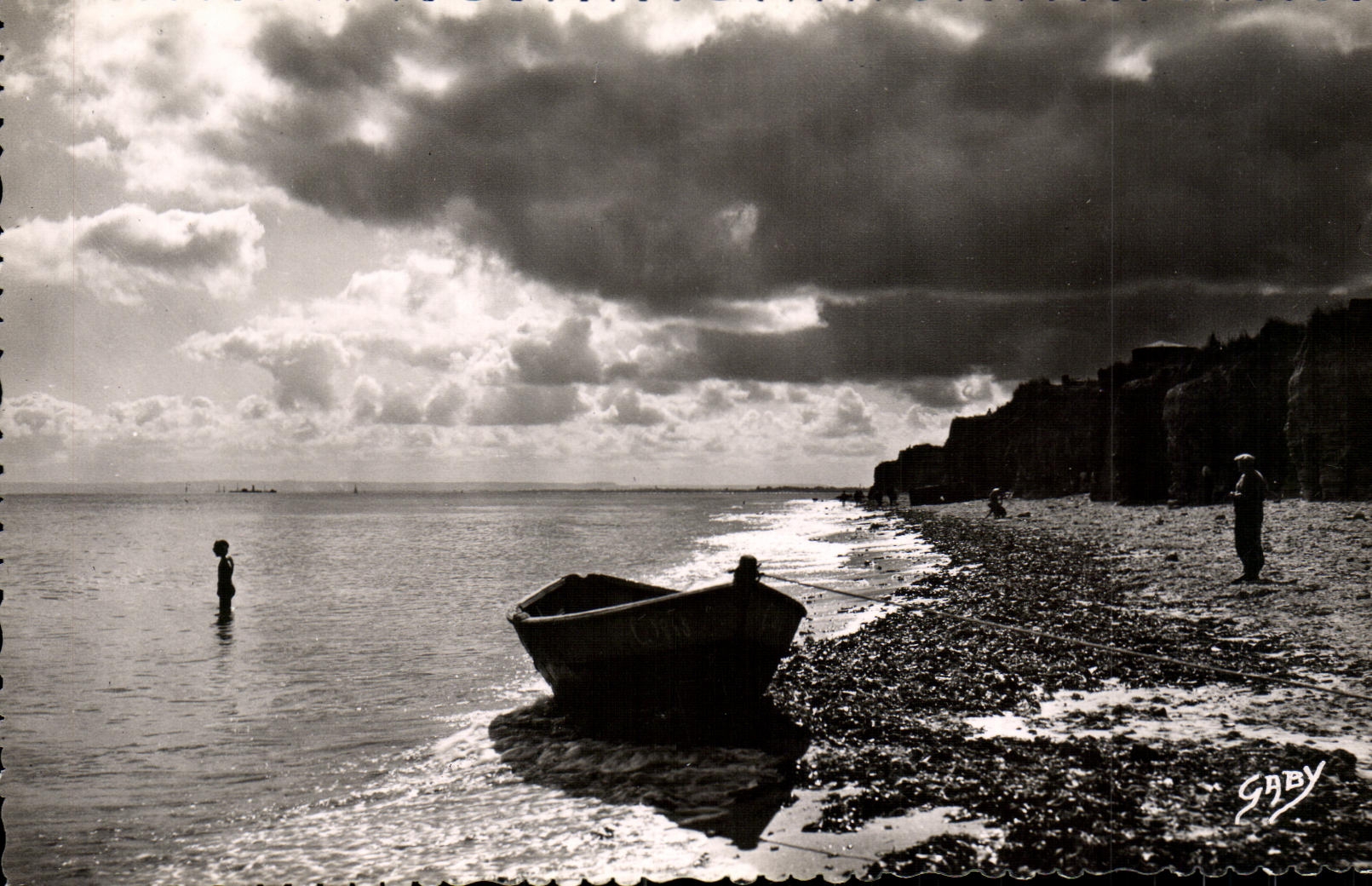POSTAL MODERNA Lucas en el mar contra dia en los acantilados
