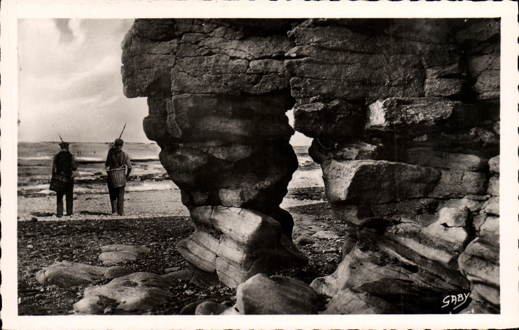 POSTAL MODERNA Lucas en el mar la roca agujereada