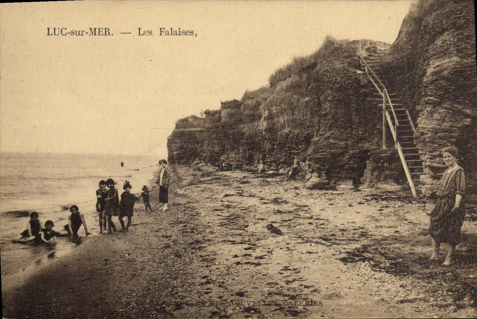 CPA Luc Sur Mer Les Falaises Femme Enfants