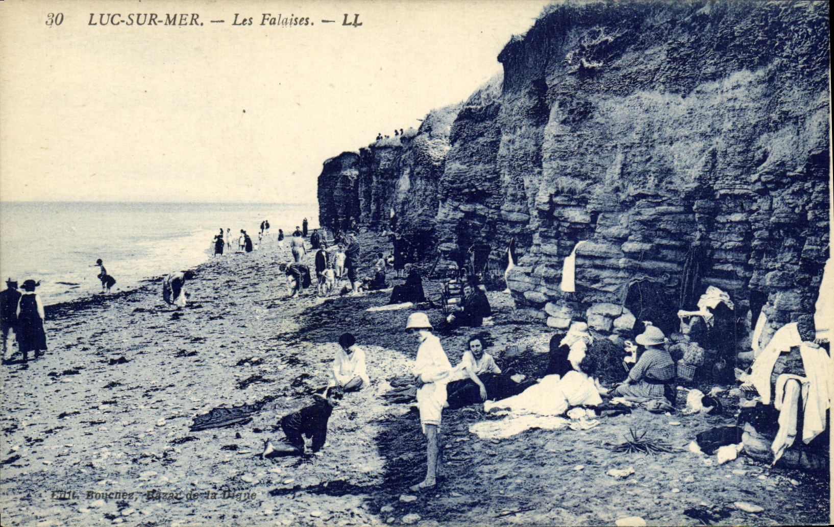 CPA Luc Sur Mer Les Falaises