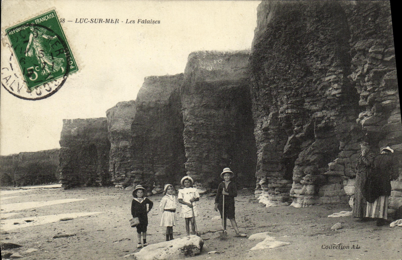 CPA Luc Sur Mer les Falaises Enfants