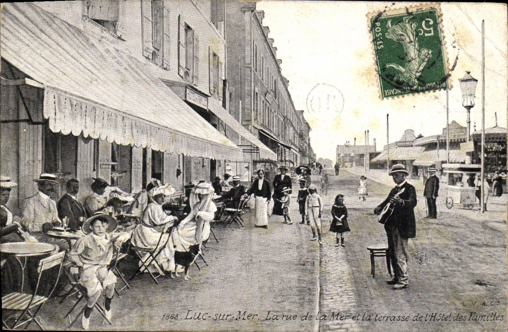 POSTAL Lucas de la VENDIMIA en el mar la calle del mar y la terraza de L hotel de las familias