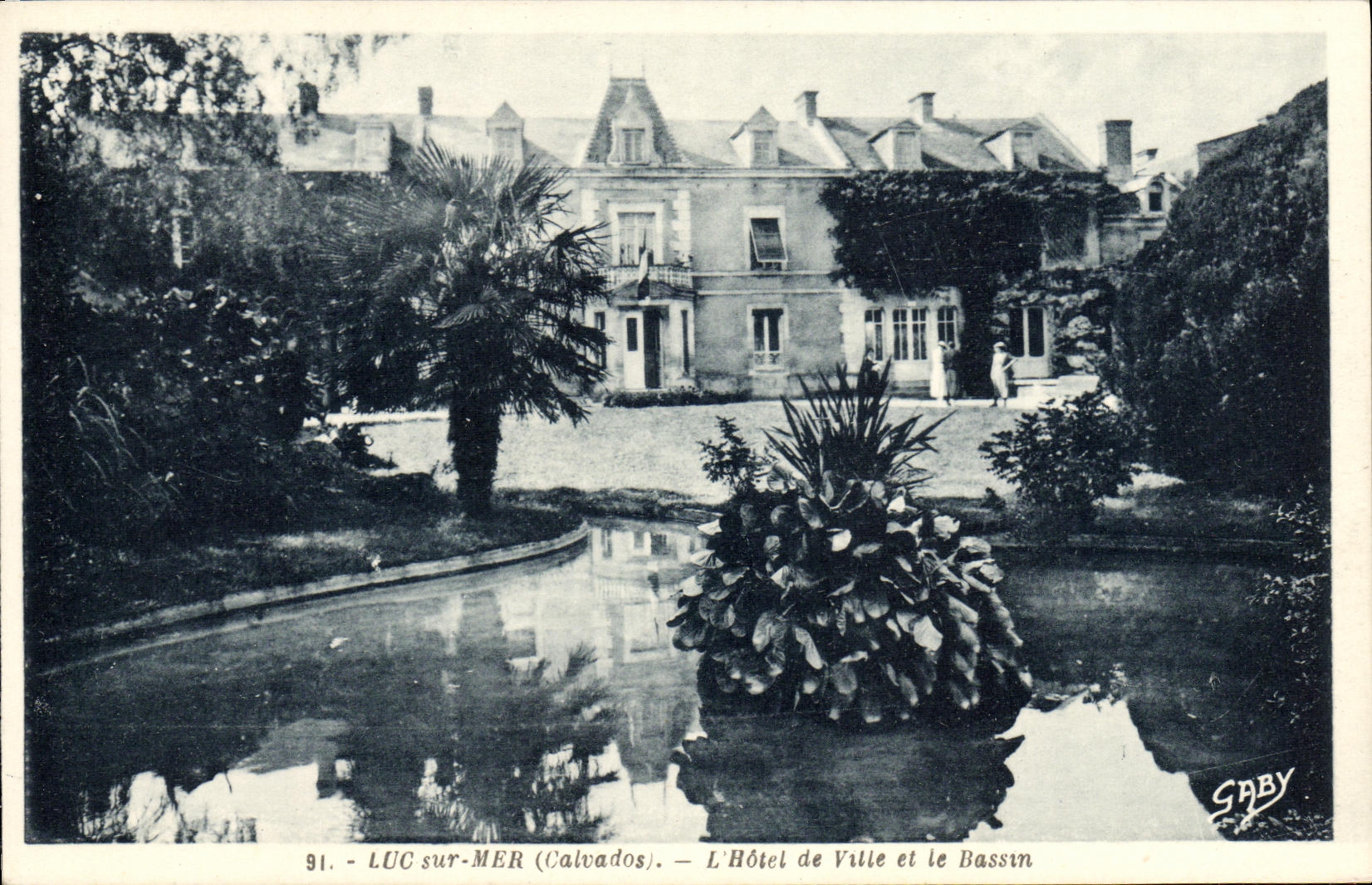 CPA Luc Sur Mer L Hotel de Ville et le Bassin
