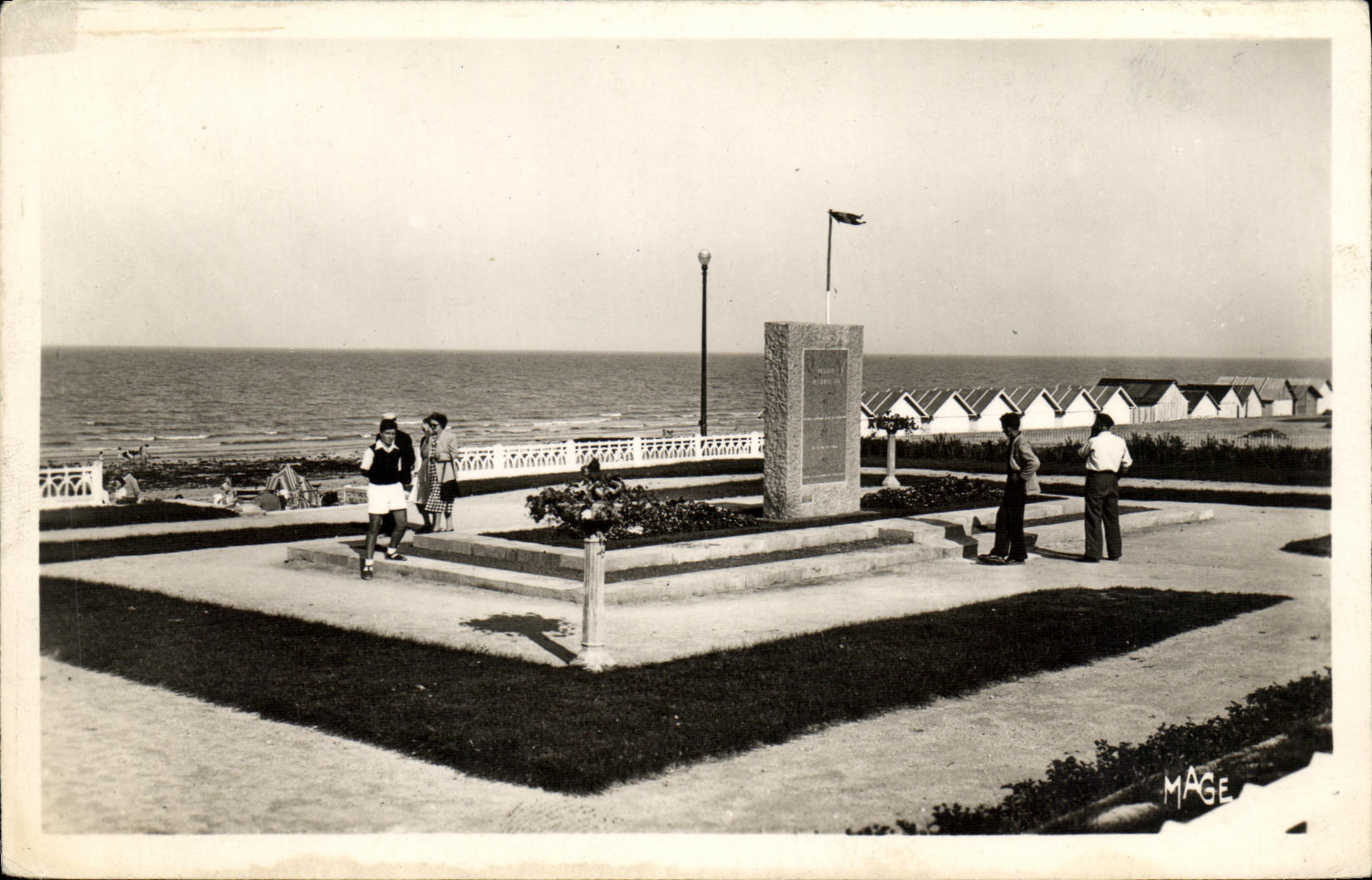CPM Luc Sur Mer Le Monument Erige en Memoire du debarquement Militaria 