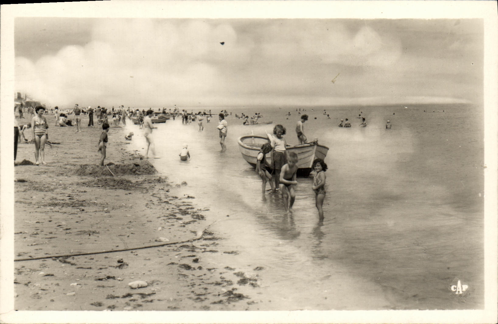 POSTAL MODERNA Lucas en mi escena de la playa el bano