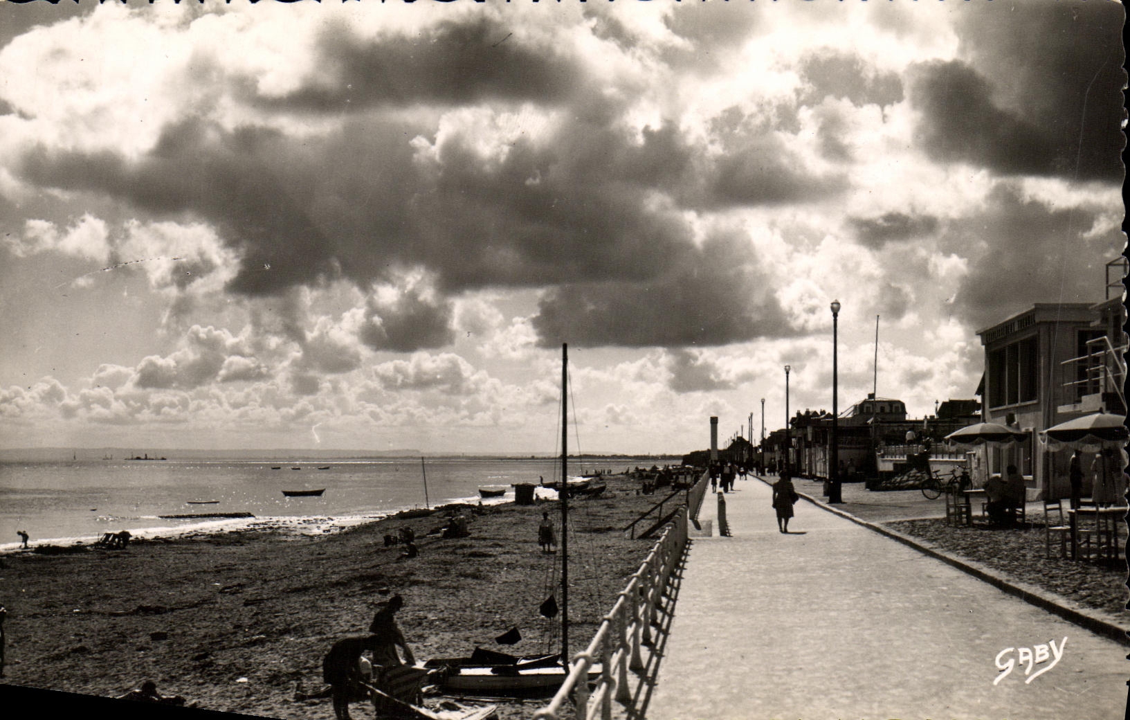 POSTAL MODERNA Lucas en el mar contra dia en la playa