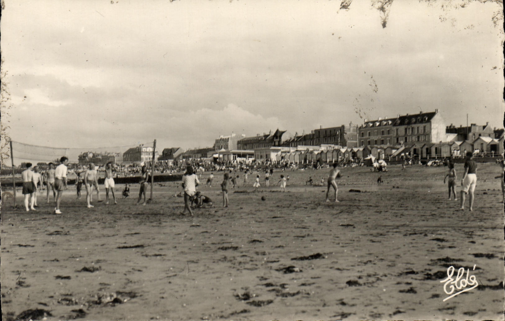 POSTAL MODERNA Lucas en el mar juega en la bola del voleibol de la bola del voleibol de la playa