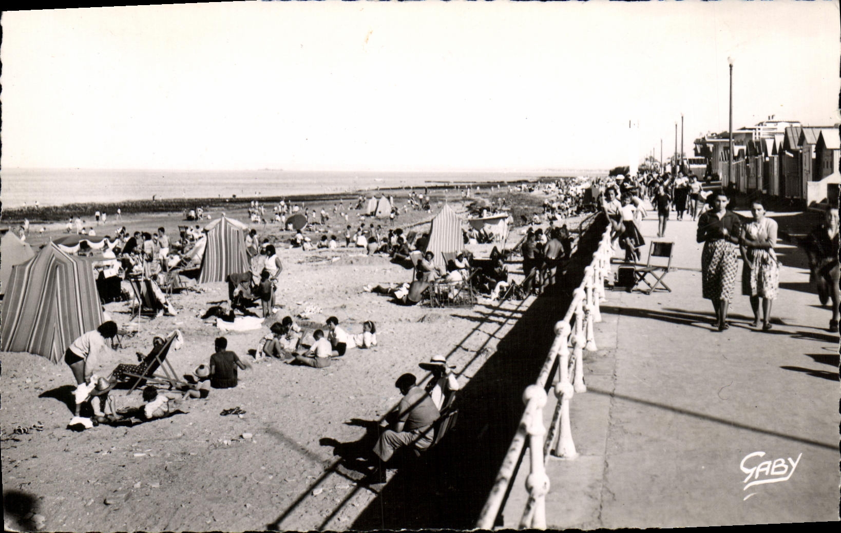 POSTAL MODERNA Lucas en el mar la playa y la presa