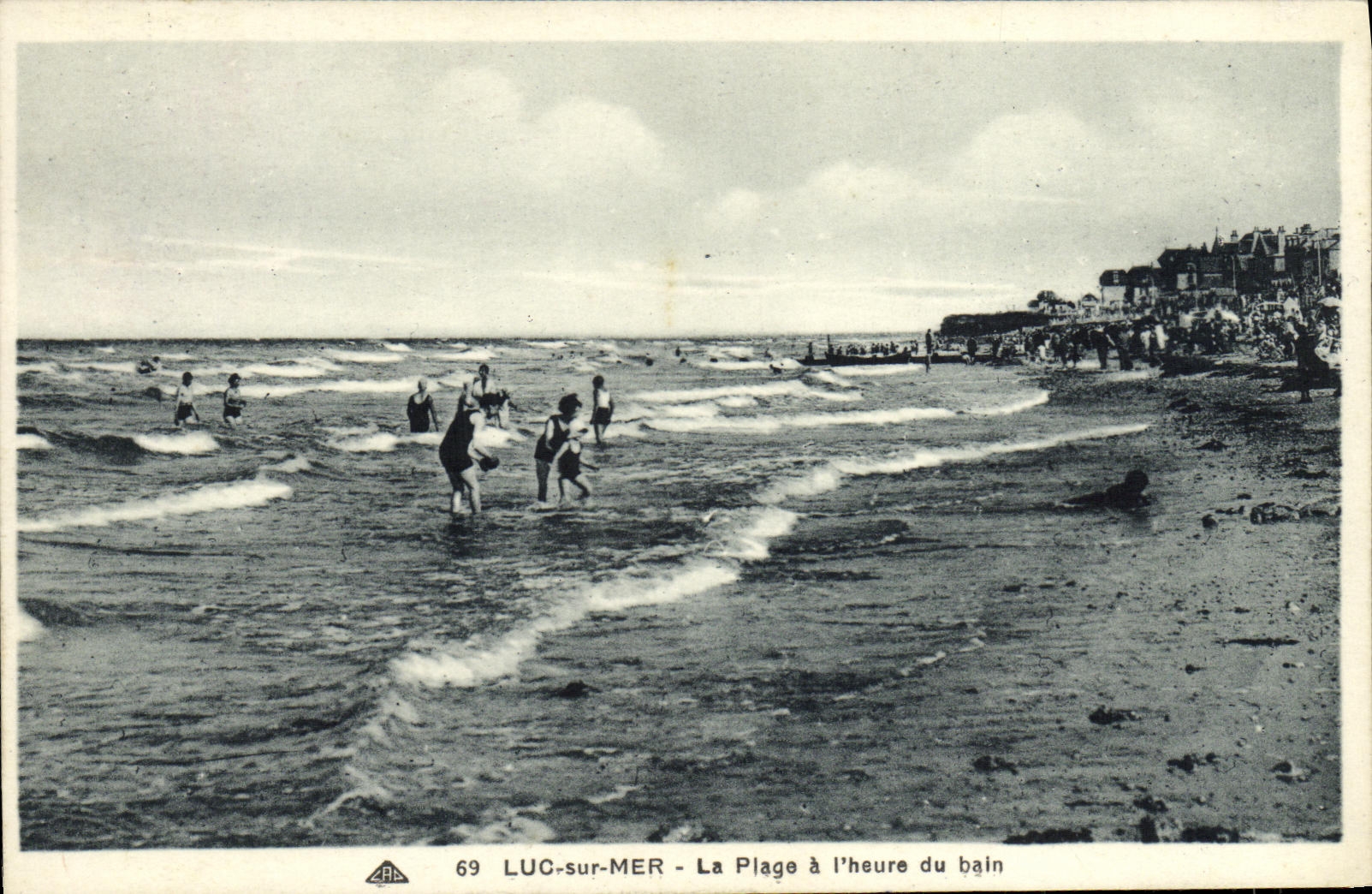 CPA Luc Sur Mer La Plage a l Heure du Bain