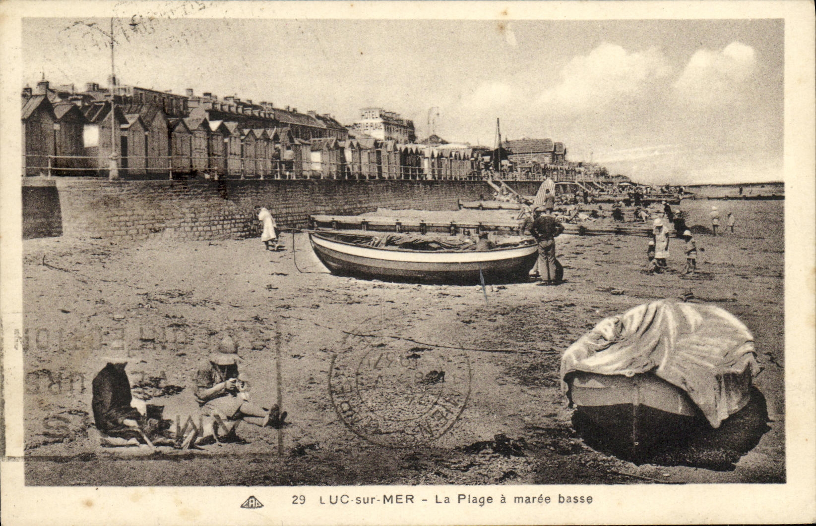 La POSTAL Lucas de la VENDIMIA en Mer la playa tiene marea baja