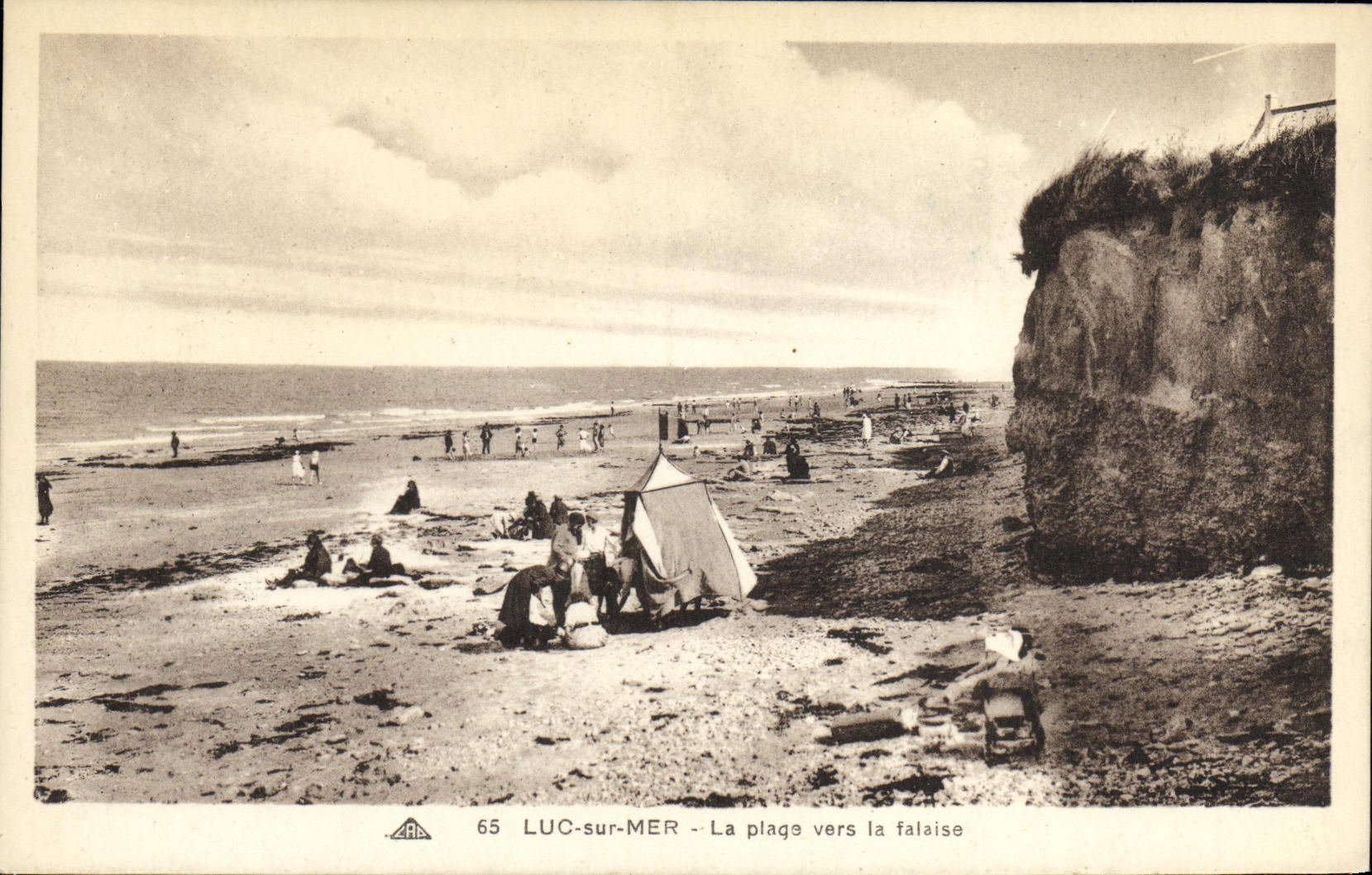 CPA Luc Sur Mer La Plage Vers la Falaise