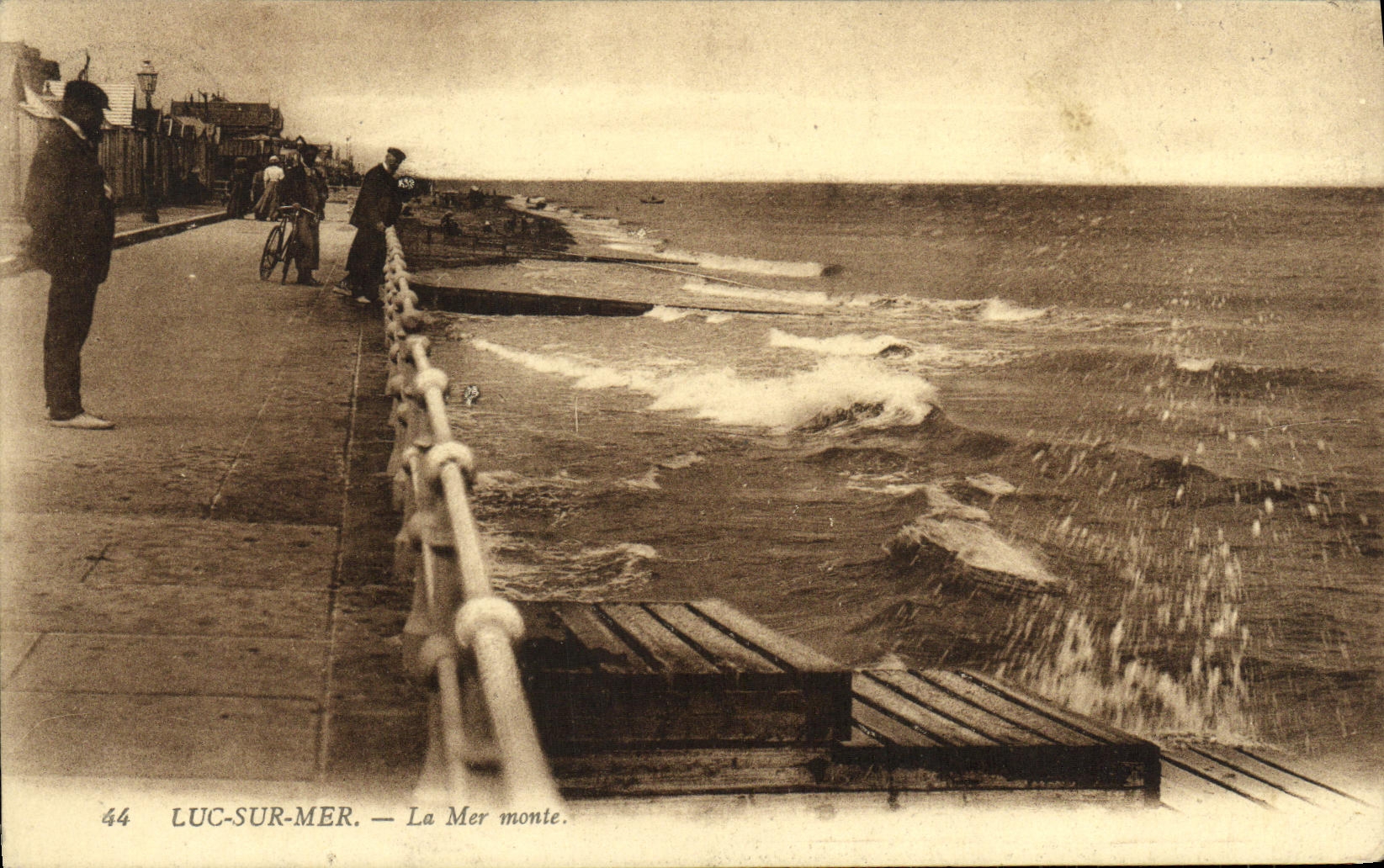 La POSTAL Lucas de la VENDIMIA en Mer el mar sube