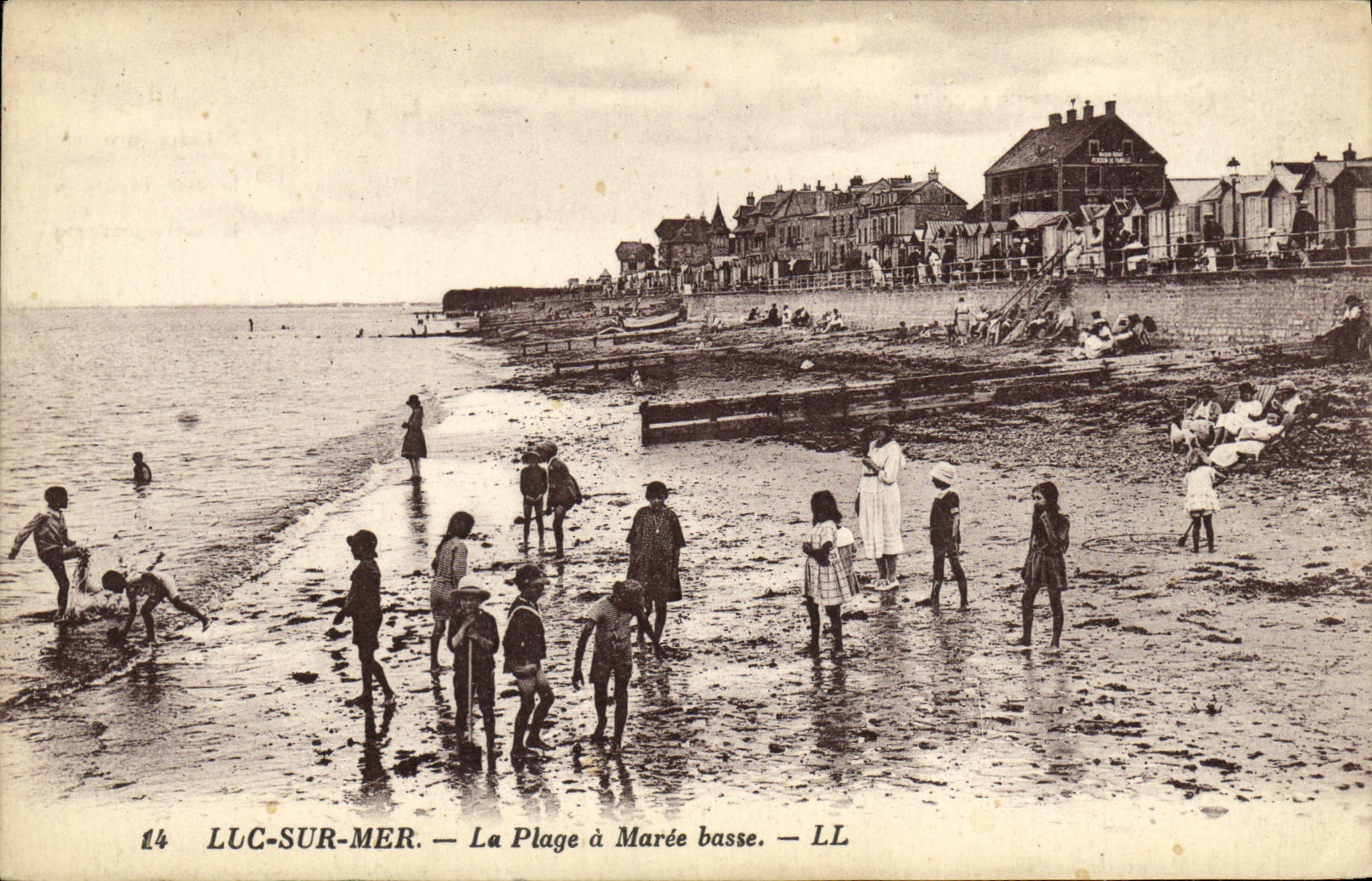 POSTAL Lucas de la VENDIMIA en el mar los ninos de la marea baja de la playa