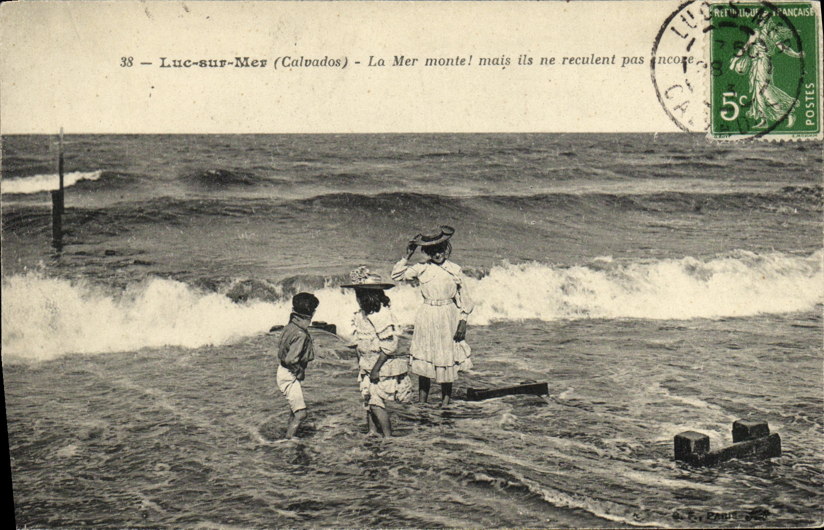POSTAL Lucas de la VENDIMIA en mujer y ninos del mar