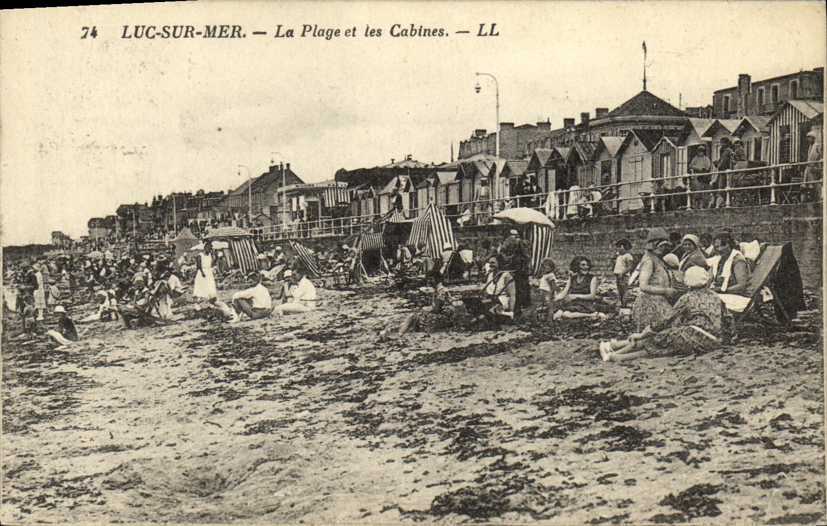 POSTAL Lucas de la VENDIMIA en el mar en la playa y las cabinas